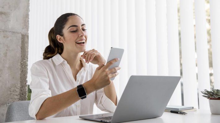 Abrir uma empresa nunca foi tão fácil. Ao se tornar Microempreendedor Individual, também conhecido como MEI, o cidadão que deseja empreender ou que já é um profissional autônomo conta com a oportunidade de formalizar suas atividades e regularizar seu negócio, garantindo direitos sobre suas atribuições. No Brasil, são mais de 14 milhões de microempreendedores ativos. E esse número não para de crescer.

É bem simples registrar uma empresa no MEI. O procedimento é de graça e totalmente on-line, sem burocracia ou entrega de documentos. Apesar disso, é fundamental se encaixar em algumas condições determinadas por lei, conforme descritas a seguir:

▪︎ Exercer uma das 466 ocupações permitidas;
▪︎ Faturar até R$ 81 mil por ano, o equivalente a R$ 6.750 por mês;
▪︎ Não ser ou se tornar administrador, sócio ou titular de outro negócio;
▪︎ Não ser servidor público em exercício;
▪︎ Não abrir ou ter filial;
▪︎ Não ter sócio;
▪︎ Ter, no máximo, um funcionário que receba o piso da categoria ou um salário mínimo.

Portanto, formalizar uma empresa, além de ser fácil, proporciona diversos benefícios ao profissional. Porém, para garanti-los, de fato, é necessário estar em dia com as obrigações. A seguir, descubra as principais responsabilidades e vantagens de ser um Microempreendedor Individual.
